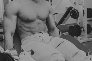 Spor salonunda vücut geliştirme