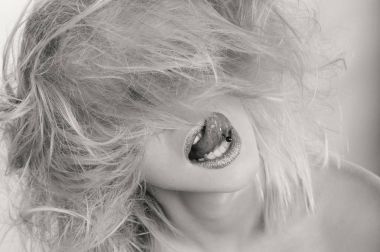 Güzel sarışın bir siyah beyaz fotoğraf.