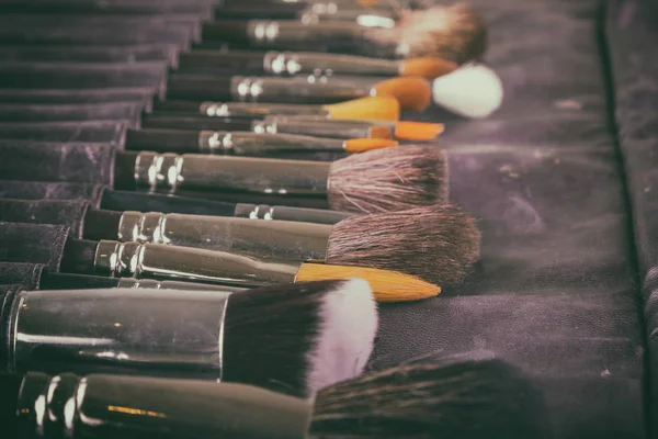 Make-up tools op tafel. — Stockfoto