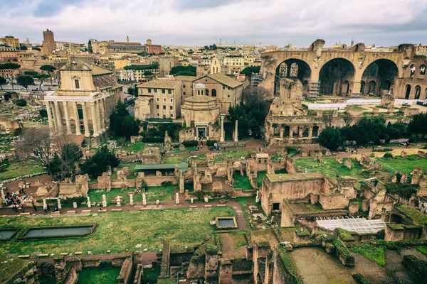 Romeinse forum, een landmark mooie stad. — Stockfoto