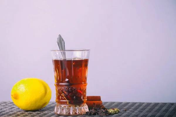 En kopp te på tabletten — Stockfoto