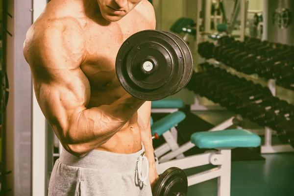 Spor salonunda vücut geliştirme