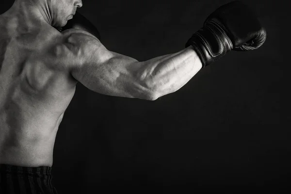 Bodybuilder op een zwart-wit foto. — Stockfoto