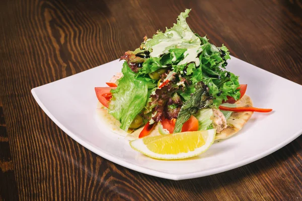 Köstliche Gemüsesalate. Leckeres Essen. — Stockfoto