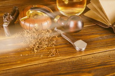 Sigara boru ve masanın üstünde defter