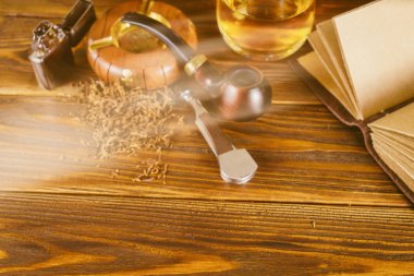 Sigara boru ve masanın üstünde defter