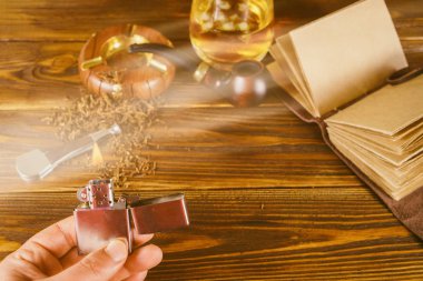 Sigara boru ve masanın üstünde defter