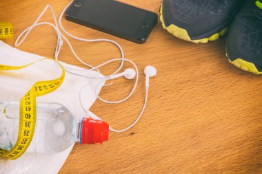 Dambıl ve eldiven ahşap arka plan üzerinde.