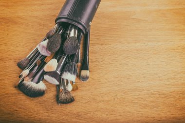 Masanın üzerine makyaj araçları.