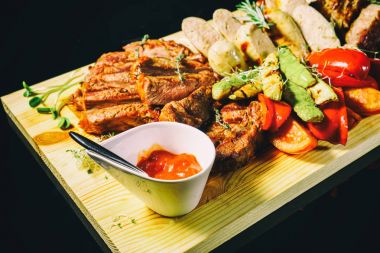 Bir tepside çeşitli ızgara et