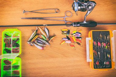 Masada balık malzemeleri var..