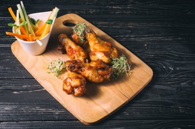 Bir tepside çeşitli ızgara et