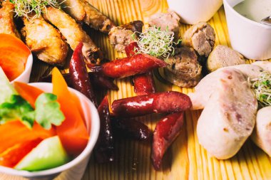 Bir tepside çeşitli ızgara et