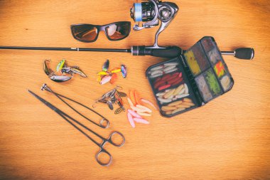 Masada balık malzemeleri var..