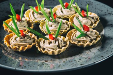 Sepetleri açık büfe. Lezzetli yemekler.