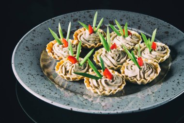 Sepetleri açık büfe. Lezzetli yemekler.