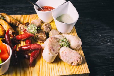 Bir tepside çeşitli ızgara et