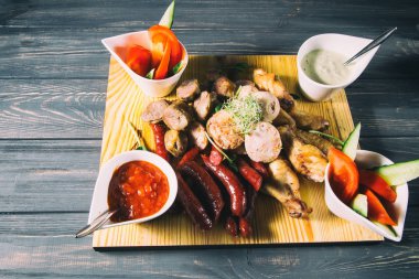 Bir tepside çeşitli ızgara et