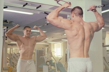 Erkek fitness kavramı. Güçlü adam jimnastik salonu.