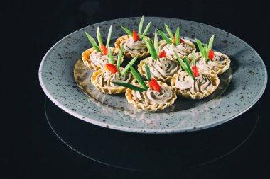 Sepetleri açık büfe. Lezzetli yemekler.