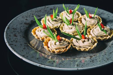 Sepetleri açık büfe. Lezzetli yemekler.