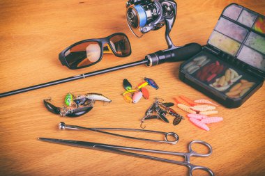 Ahşap arka plan üzerinde balıkçılık için donatım.