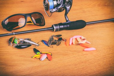 Ahşap arka plan üzerinde balıkçılık için donatım.