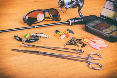 Ahşap arka plan üzerinde balıkçılık için donatım.