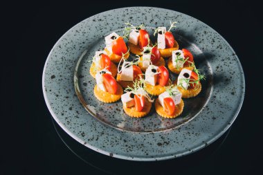 Sepetleri açık büfe. Lezzetli yemekler.