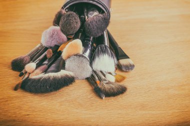 Masanın üzerine makyaj araçları