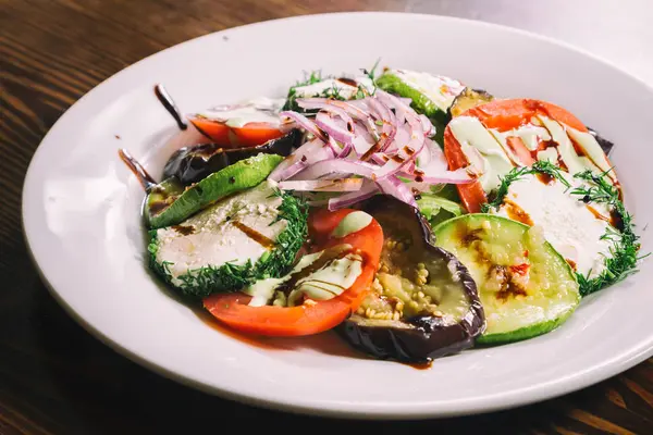Deliziose insalate di verdure. Cibo saporito . — Foto Stock