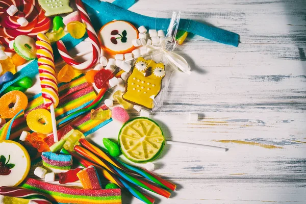 Masanın üzerine lezzetli jelatinimsi şekerler.