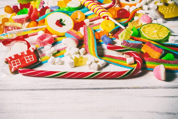 Masanın üzerine lezzetli jelatinimsi şekerler.