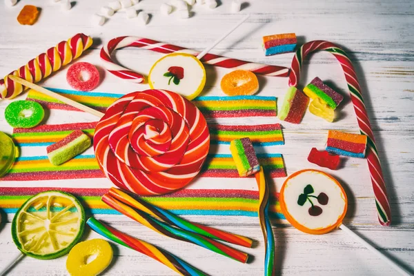 Masanın üzerine lezzetli jelatinimsi şekerler.