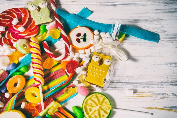 Masanın üzerine lezzetli jelatinimsi şekerler.