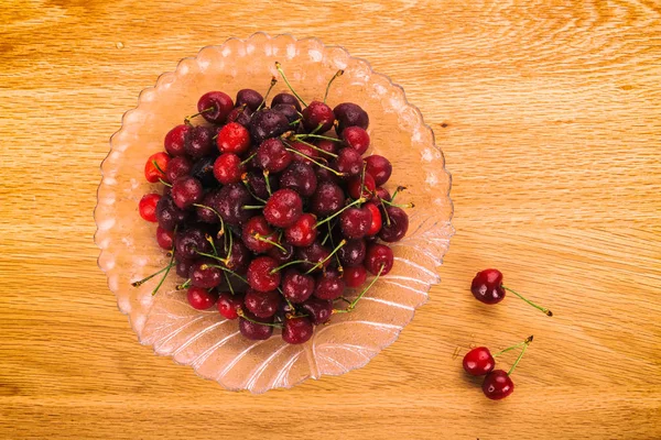 Cerejas, saborosas frutas de verão . — Fotografia de Stock