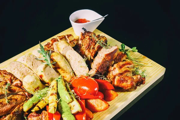 Bir tepside çeşitli ızgara et