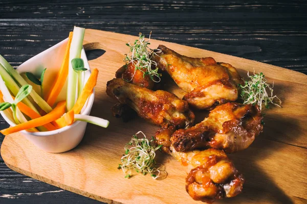 Bir tepside çeşitli ızgara et