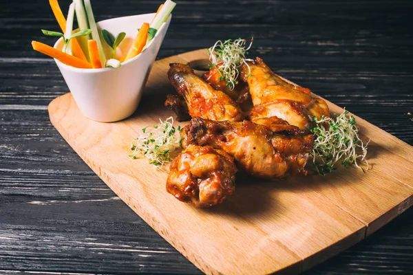 Bir tepside çeşitli ızgara et