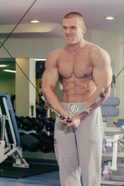 Koncepcja mężczyzna fitness, silny człowiek w siłowni. — Zdjęcie stockowe