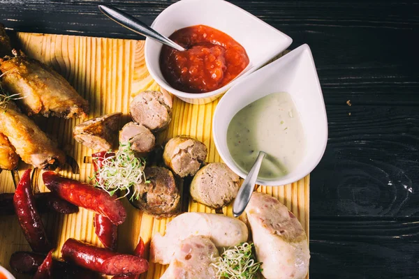 Bir tepside çeşitli ızgara et