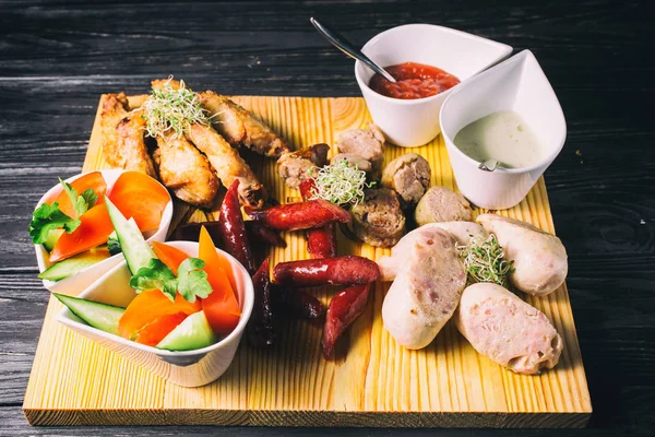 Bir tepside çeşitli ızgara et