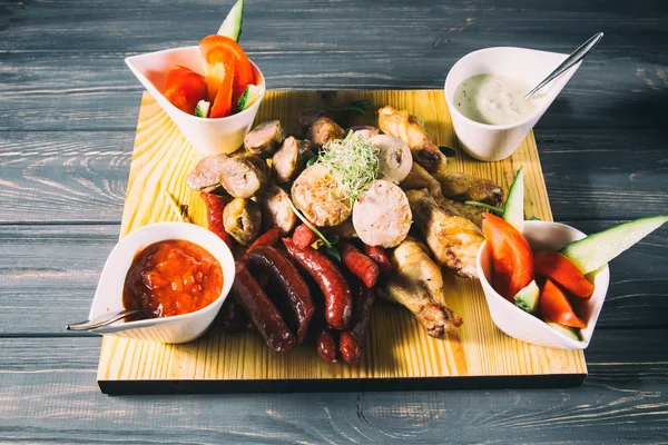 Surtido de carne a la parrilla en un plato — Foto de Stock