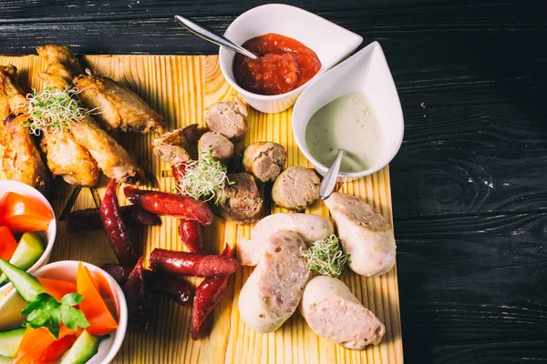 Surtido de carne a la parrilla en un plato — Foto de Stock