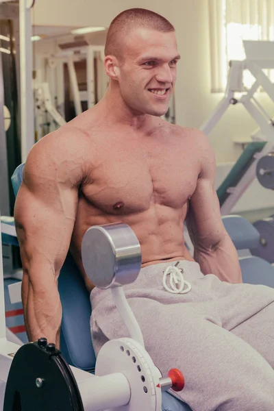 Conceito de aptidão masculina, homem forte no ginásio . — Fotografia de Stock