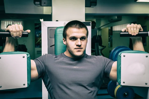 Concepto de fitness masculino, hombre fuerte en el gimnasio . — Foto de Stock