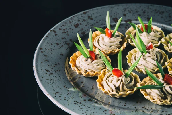 Sepetleri açık büfe. Lezzetli yemekler.