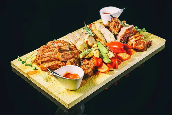 Bir tepside çeşitli ızgara et