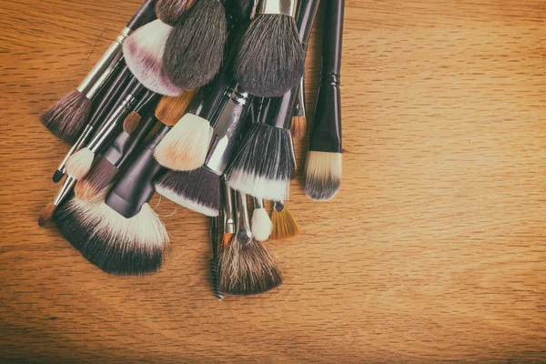 Make-up nástroje na stůl — Stock fotografie
