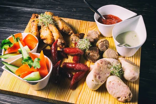 Surtido de carne a la parrilla en un plato — Foto de Stock